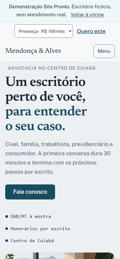 Lex no celular: navegação, apresentação do escritório e fotografia editorial.