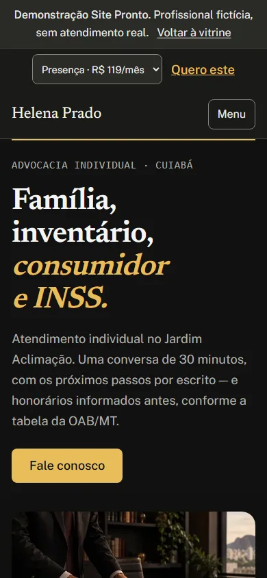 Tribuna no celular: apresentação do atendimento e fotografia em tons escuros.